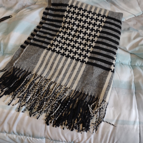 Multi pattern b/w blanket wrap - Picture 5 of 5